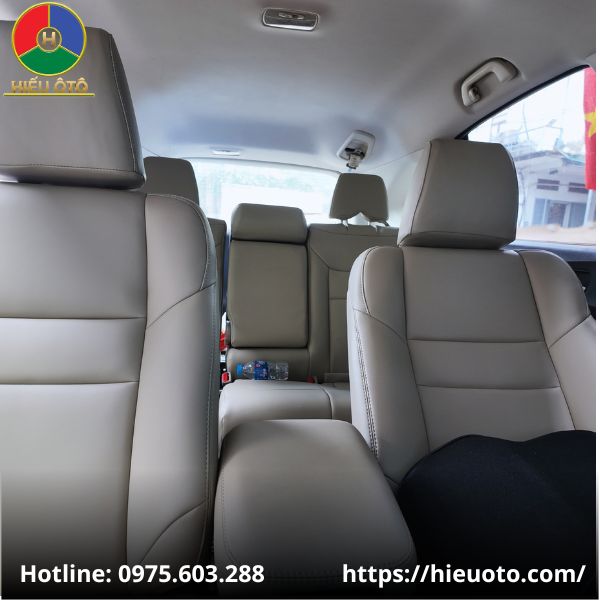 Hàng ghế sau Honda CRV bọc da công nghiệp màu be sang trọng, rộng rãi.