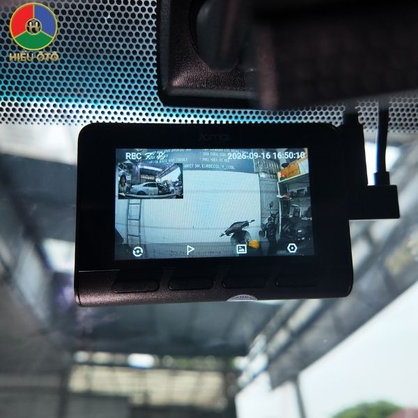 Tính năng Picture-in-Picture cho phép xem đồng thời camera trước và camera sau trên cùng một màn hình.