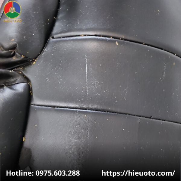 ghế da ô tô lâu ngày không vệ sinh gây bám mùi, khó chịu