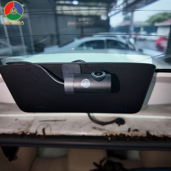Cận cảnh mắt camera sau nhỏ gọn của bộ 70mai A800SE được lắp đặt thẩm mỹ trên kính lưng
