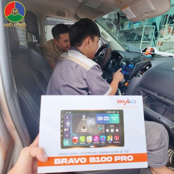 Khách hàng trực tiếp kiểm tra hộp sản phẩm màn hình Android Bravo B100 Pro chính hãng