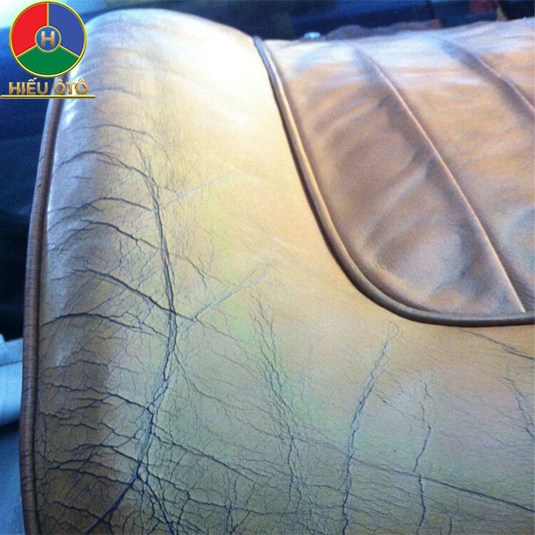 nội thất bạc màu, nứt nẻ