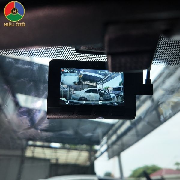 Chất lượng ghi hình thực tế sắc nét từ camera trước 70mai A800SE hiển thị trên màn hình IPS